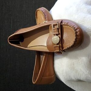 WOMENS TOMMY HILFIGER TAN FLATS SIZE 8 1/2 SLIP ON PREPPY CASUAL ACADEMIA